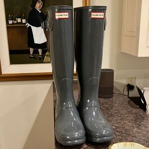 Hunter Gloss Tall Rain Boots in Gray Size 9 like new!!
